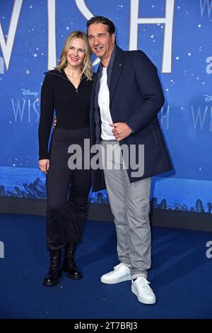 Andreas Elsholz mit Ehefrau Denise zich bei Premiere des neuen Disney-Films WISH im Zoo Palast in Berlin am 14.11.2023 *** Andreas Elsholz mit Frau Denise zich bei der Premiere des neuen Disney-Films WISH im Zoo Palast in Berlin am 14 11 2023 Credit: Imago/Alamy Live News Stockfoto