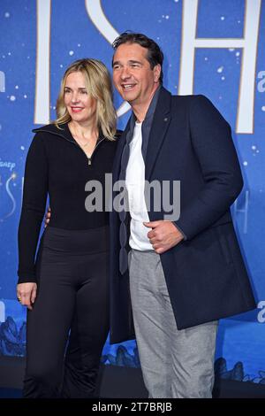 Andreas Elsholz mit Ehefrau Denise zich bei Premiere des neuen Disney-Films WISH im Zoo Palast in Berlin am 14.11.2023 *** Andreas Elsholz mit Frau Denise zich bei der Premiere des neuen Disney-Films WISH im Zoo Palast in Berlin am 14 11 2023 Credit: Imago/Alamy Live News Stockfoto