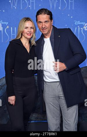 Andreas Elsholz mit Ehefrau Denise zich bei Premiere des neuen Disney-Films WISH im Zoo Palast in Berlin am 14.11.2023 *** Andreas Elsholz mit Frau Denise zich bei der Premiere des neuen Disney-Films WISH im Zoo Palast in Berlin am 14 11 2023 Credit: Imago/Alamy Live News Stockfoto