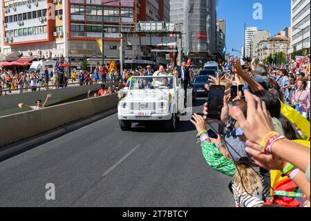 Papst Franziskus begrüßte in seinem Pappemobil von Pilgern bei der Ankunft zur Begrüßungszeremonie der Weltjugendtage 2023 in Lissabon, Portugal. Stockfoto