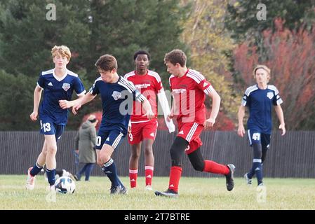 Die Jungen im Teenageralter spielen ein sehr kompetitives Fußballspiel. Stockfoto