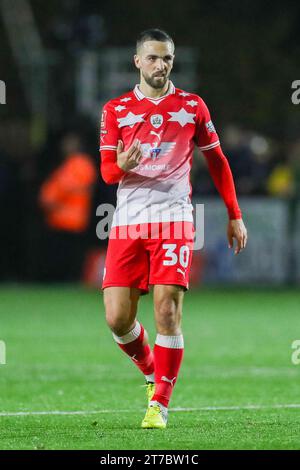 Horsham, Großbritannien. November 2023. Barnsley Mittelfeldspieler Adam Phillips (30) Gesten während des 1. Rundenspiels Horsham FC gegen Barnsley FC Emirates FA Cup im Camping World Community Stadium, Horsham, England, Vereinigtes Königreich am 14. November 2023 Credit: Every Second Media/Alamy Live News Stockfoto