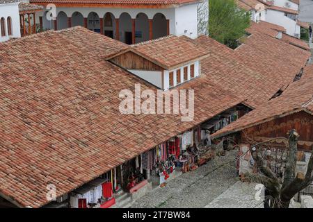 037 der Alte Basar - Pazari i Vjeter - in traditionellen Häusern an der Hauptstraße, die zum Schloss führt. Kruje-Albanien. Stockfoto