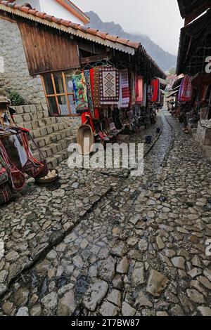 041+ der Alte Basar - Pazari i Vjeter - unter dem Regen, gehalten in traditionellen Häusern auf der Hauptstraße. Kruje-Albanien. Stockfoto