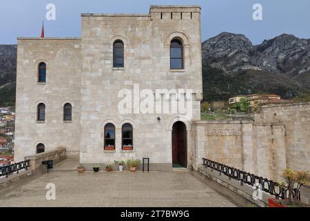 044 Detail des Skanderbeg-Museums auf dem Schlossgelände mit Erinnerungsstücken des gleichnamigen Nationalhelden. Kruje-Albanien. Stockfoto