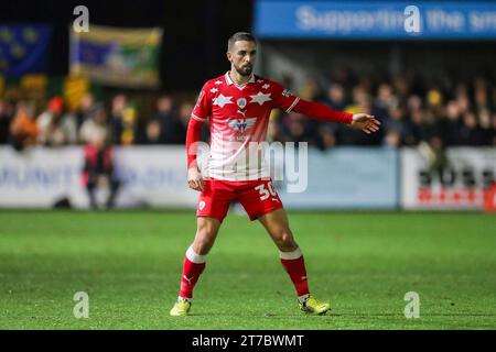 Horsham, Großbritannien. November 2023. Barnsley Mittelfeldspieler Adam Phillips (30) Gesten während des 1. Rundenspiels Horsham FC gegen Barnsley FC Emirates FA Cup im Camping World Community Stadium, Horsham, England, Vereinigtes Königreich am 14. November 2023 Credit: Every Second Media/Alamy Live News Stockfoto