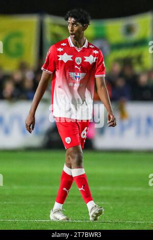 Horsham, Großbritannien. November 2023. Barnsley Mittelfeldspieler Vimal Yoganathan (63) während des 1. Rundenspiels Horsham FC gegen Barnsley FC Emirates FA Cup im Camping World Community Stadium, Horsham, England, Vereinigtes Königreich am 14. November 2023 Credit: Every Second Media/Alamy Live News Stockfoto