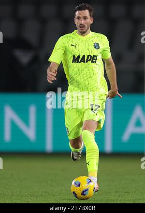 Turin, Italien. November 2023. Matias Vina von US Sassuolo während des Spiels der Serie A im Stadio Grande Torino, Turin. Der Bildnachweis sollte lauten: Jonathan Moscrop/Sportimage Credit: Sportimage Ltd/Alamy Live News Stockfoto