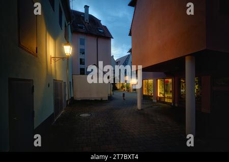 Eine Nachtstraße in einer alten deutschen Stadt mit bunten Häusern und einer Straßenlampe an der Wand. Ansbach, Bayern Region Mittelfranken, Deutschland Stockfoto