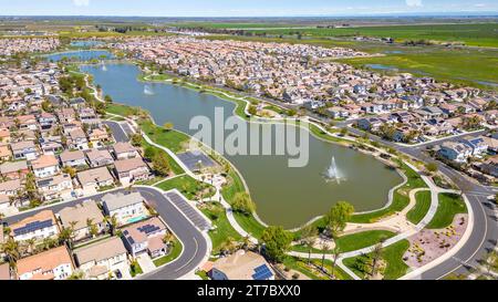 Luftbilder über einer Gemeinde mit einem See in der Mitte Stockfoto