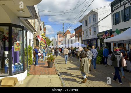 Leute, die das Herbst Festival in der Maryland Street in Annapolis MD genießen Stockfoto