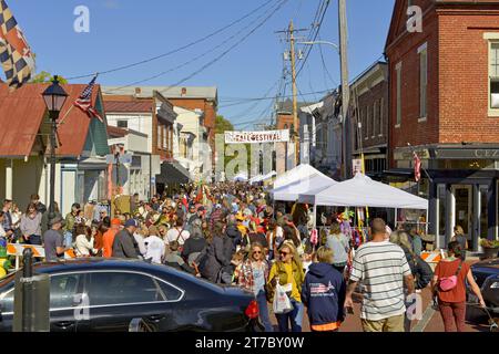 Leute, die das Herbst Festival in der Maryland Street in Annapolis MD genießen Stockfoto