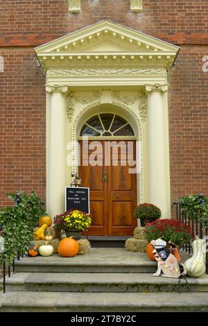 Wunderschöner Eingang und Portikus zum Hammond-Harwood House. Ein Herrenhaus aus der revolutionären Ära in Annapolis MD Stockfoto