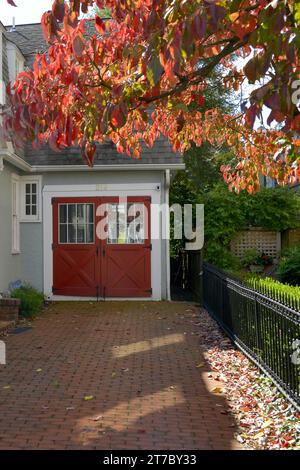 Historisches Haus mit rot lackierten Garagentüren im Scheunentor-Stil in Annapolis, MD Stockfoto