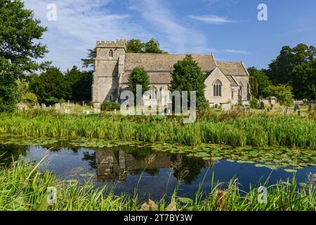 Mittelalterliche Kirche am Kanal Stockfoto