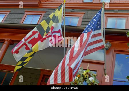 US-Flagge und Maryland-Staatsflagge vor einem Geschäft in Annapolis MD Stockfoto
