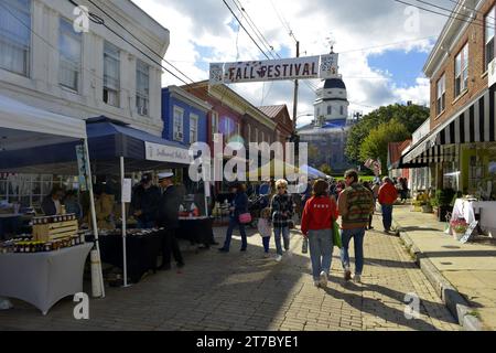 Leute, die das Herbst Festival in der Maryland Street in Annapolis MD genießen Stockfoto