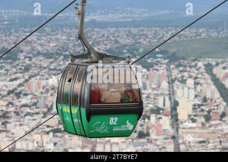 januar 2022; Salta, Argentinien. Blick auf die Seilbahn, die den Gipfel des Cerro San Bernardo erreicht. Stockfoto