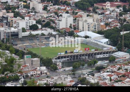 januar 2022; Salta, Argentinien. Blick auf das Stadion Gimnasia y Tiro vom Cerro San Bernardo. Stockfoto