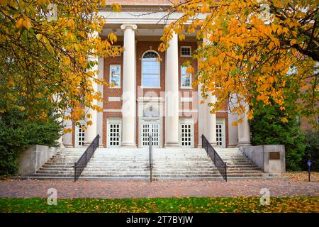 University of North Carolina Chapel Hill, UNC.Autumn Leaves Rahmen das Manning Hall Gebäude auf dem UNC Campus. Cellegiate georgianische Architektur. Stockfoto