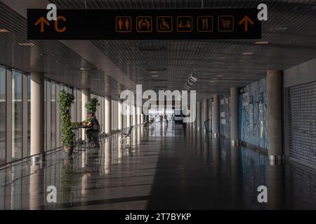 Bild einer leeren Lobby am Flughafen Riga (Rigas Lidosta). Riga International Airport ist der internationale Flughafen von Riga, der Hauptstadt Lettlands, und Stockfoto