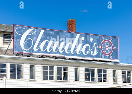 Großes claudio's Taverne und Grill-Schild im Freien in greenport, ny Stockfoto