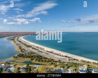 Blick aus der Vogelperspektive auf Long Beach und Noyack Bay Stockfoto