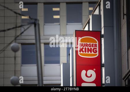 Bild eines Burger King-Schilds in ihrem Restaurant in Köln. Burger King ist eine weltweite amerikanische Kette von Hamburger-Fast-Food-Restaurants Stockfoto