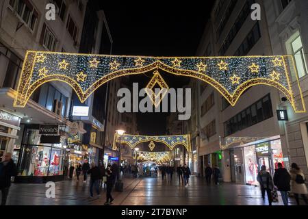 Bild der Belgrader Weihnachtsdekoration auf der Kneza Mihailova (knez mihailo) Straße bei Nacht mit einer Menge Fußgänger zu Fuß in Belgrad, Stockfoto