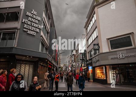 Bild der hohen Straße mit Geschäften und Geschäften an einem samstagnachmittag mit einer Menge Leute, die in Köln einkaufen. Die Hohe Straße ist ein Einkaufszentrum Stockfoto