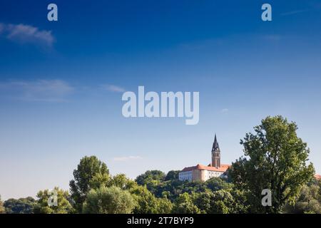 Bild der katholischen Kirche Sveti Ivan Kapistran im Schloss Ilok. Ilok ist die östlichste Stadt und Gemeinde im Nordosten Kroatiens. Lokalisiert Stockfoto