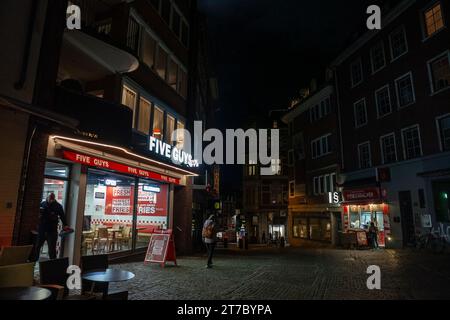 Bild eines Schildes mit dem Logo von fünf Jungs in ihrem lokalen Restaurant in der Innenstadt von Aachen, Deutschland. Five Guys Enterprises, LLC ist ein amerikanischer Fastfoo Stockfoto