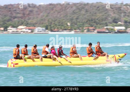 januar 2017; Maceio, Alagoas, Brasilien. Bananenbootfahrt ist eine Touristenattraktion an den Stränden von Maceio. Stockfoto