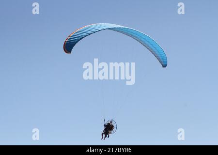 januar 2017; Maceio, Alagoas, Brasilien. Gleitschirmfliegen ist eine Touristenattraktion an den Stränden von Maceio. Stockfoto