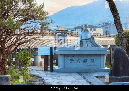 Kyoto, Japan - 1. April 2023: Murasaki Shikibu-Statue am Uji-Fluss, japanische Schriftstellerin, Dichterin und Wartende während der Heian-Zeit, bester Kno Stockfoto