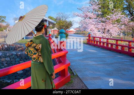 Kyoto, Japan - 1. April 2023: Präfekturaler Uji Park mit voller Kirschblüte ist das Symbol der Stadt Uji mit schöner Landschaft der Stadt und PR Stockfoto