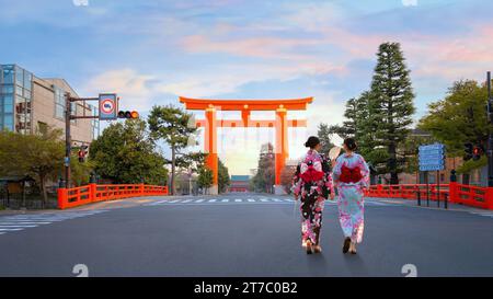 Kyoto, Japan - 2. April 2023: Heian-Schrein, erbaut anlässlich des 1100. Jahrestages der Gründung der Hauptstadt in Kyoto, gewidmet den Geistern von Kyoto Stockfoto