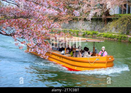 Kyoto, Japan - 2. April 2023: Bootstour auf dem Okazaki Jikkokubune, 3 km vom Nanzenji-Bootsanleger zum Ebisu-Staudamm und hin- und Rückfahrt Stockfoto