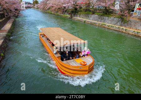 Kyoto, Japan - 2. April 2023: Bootstour auf dem Okazaki Jikkokubune, 3 km vom Nanzenji-Bootsanleger zum Ebisu-Staudamm und hin- und Rückfahrt Stockfoto
