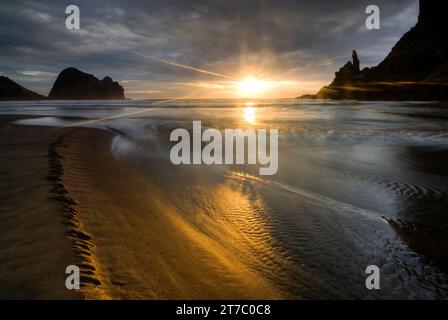 Sonnenuntergang am Piha Beach, westlich von Auckland, auf Neuseelands Nordinsel. Stockfoto