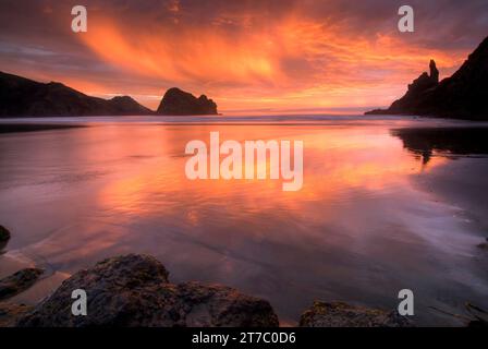 Sonnenuntergang am Piha Beach, westlich von Auckland, auf Neuseelands Nordinsel. Stockfoto