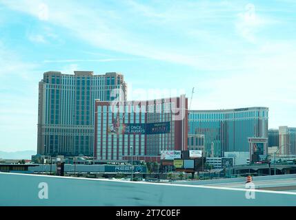 Las Vegas, Vereinigte Staaten. November 2023. 14. November 2023, Las Vegas Street Circuit, Las Vegas, FORMEL 1 HEINEKEN SILVER LAS VEGAS GRAND PRIX 2023, im Bild The Treasure Island Hotel Credit: dpa/Alamy Live News Stockfoto