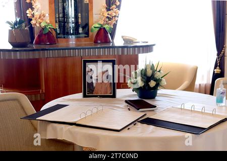 Mit dem Tod von Königin Elizabeth II., P&O Cruises hat ein Beileidsbuch an Bord ihrer Kreuzfahrtschiffe erstellt, die Gäste haben diese Bücher an Bord der Aurora signiert. Stockfoto