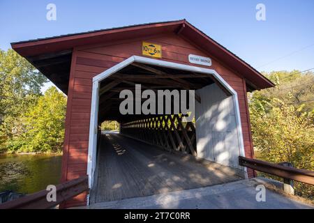 Die Burt Henry Covered Bridge in North Bennington, Vermont, überspannt den Walloomsac River. Überdachte Brücken von Vermont Stockfoto