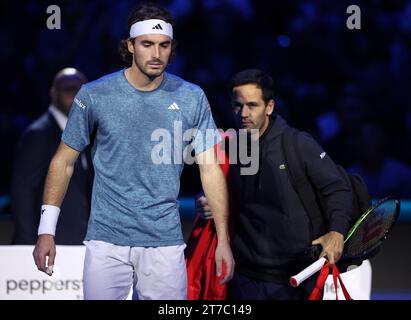 Turin, Italien. November 2023. Stefanos Tsitsipas reagiert, nachdem er das Gruppenspiel zwischen Stefanos Tsitsipas aus Griechenland und Holger Rune aus Dänemark beim ATP Finals-Tennisturnier in Turin am 14. November 2023 beendet hatte. Quelle: Alberto Lingria/Xinhua/Alamy Live News Stockfoto