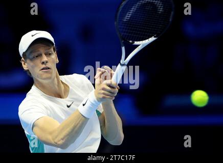Turin, Italien. November 2023. Jannik Sinner trifft während des Gruppenspiels zwischen Novak Djokovic aus Serbien und Jannik Sinner aus Italien beim ATP Finals-Tennisturnier in Turin, Italien, am 14. November 2023. Quelle: Alberto Lingria/Xinhua/Alamy Live News Stockfoto