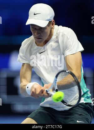 Turin, Italien. November 2023. Jannik Sinner trifft während des Gruppenspiels zwischen Novak Djokovic aus Serbien und Jannik Sinner aus Italien beim ATP Finals-Tennisturnier in Turin, Italien, am 14. November 2023. Quelle: Alberto Lingria/Xinhua/Alamy Live News Stockfoto