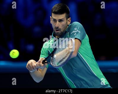 Turin, Italien. November 2023. Novak Djokovic trifft während des Gruppenspiels zwischen Novak Djokovic aus Serbien und Jannik Sinner aus Italien beim ATP Finals-Tennisturnier in Turin, Italien, am 14. November 2023. Quelle: Alberto Lingria/Xinhua/Alamy Live News Stockfoto