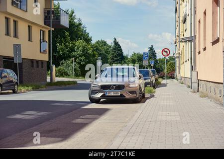 Volvo S90 Luxus-Auto auf einer Straße geparkt Stockfoto
