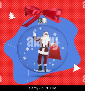 Winterferien buntes Kunstwerk. Transparentes Weihnachtsschmuck mit Weihnachtsmann innen vor farbenfrohem Hintergrund, kreative Collage Stockfoto